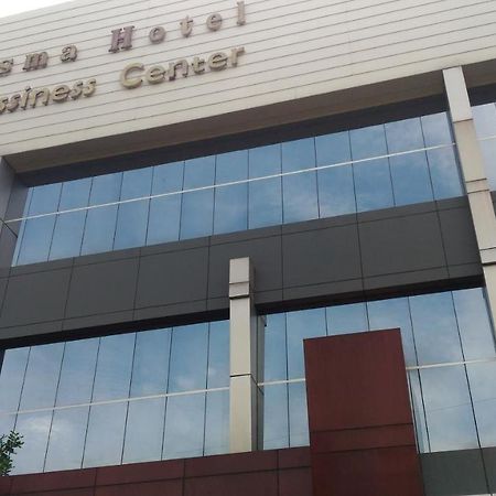 Hotel Kharisma Madiun Zewnętrze zdjęcie