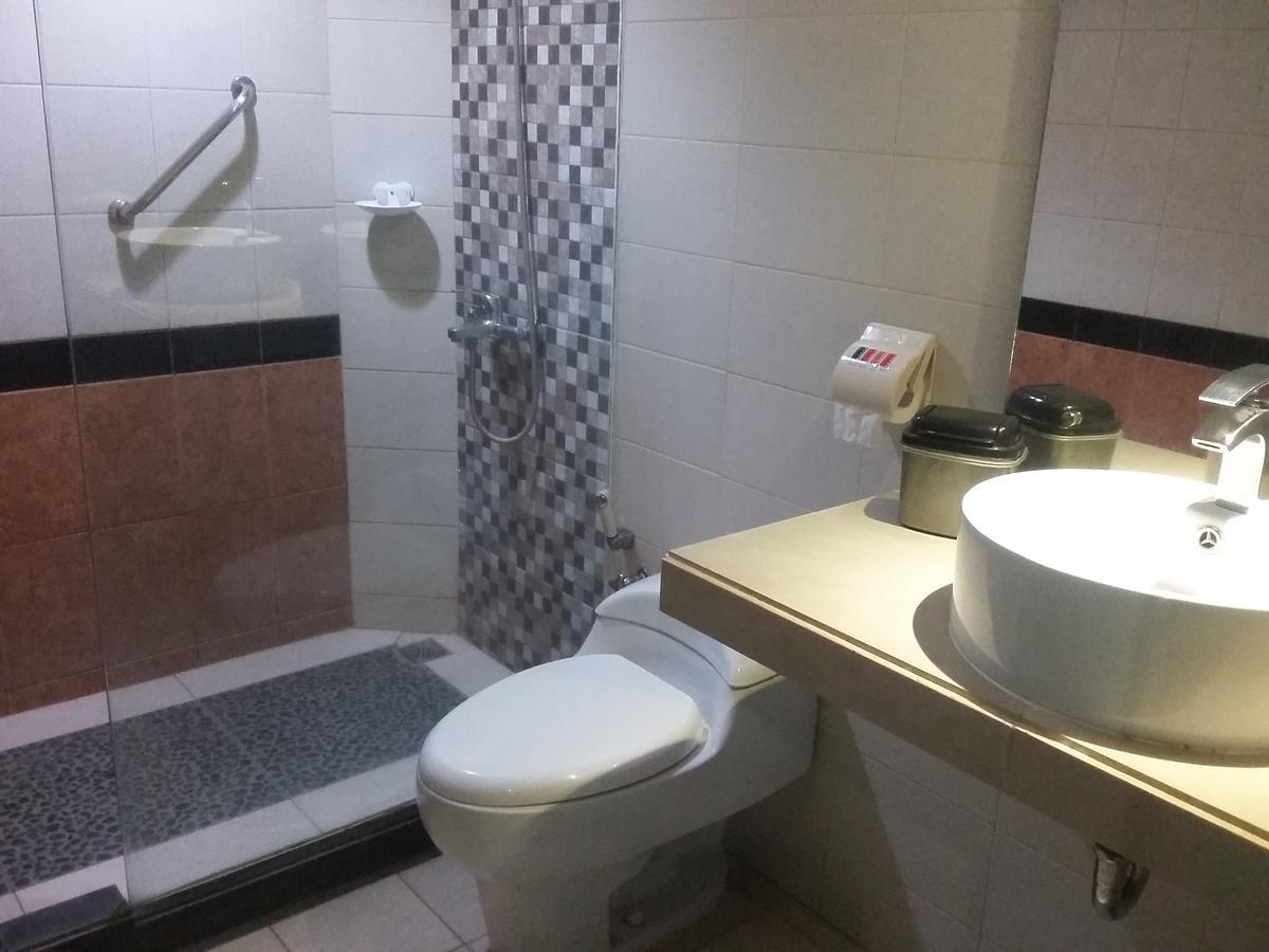 Hotel Kharisma Madiun Zewnętrze zdjęcie