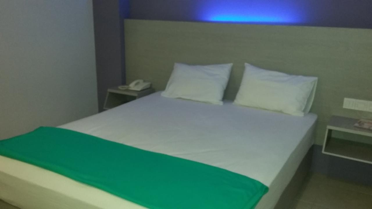 Hotel Kharisma Madiun Zewnętrze zdjęcie