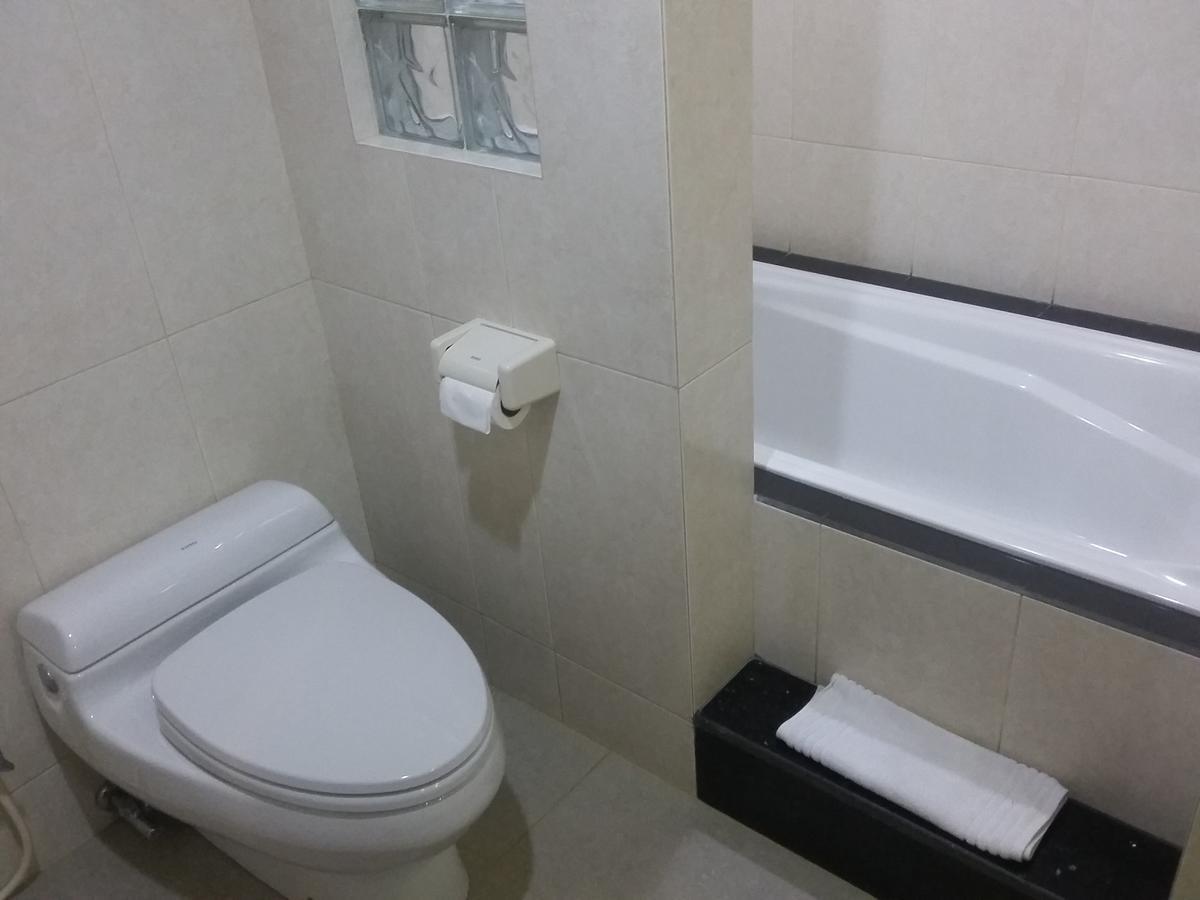 Hotel Kharisma Madiun Zewnętrze zdjęcie