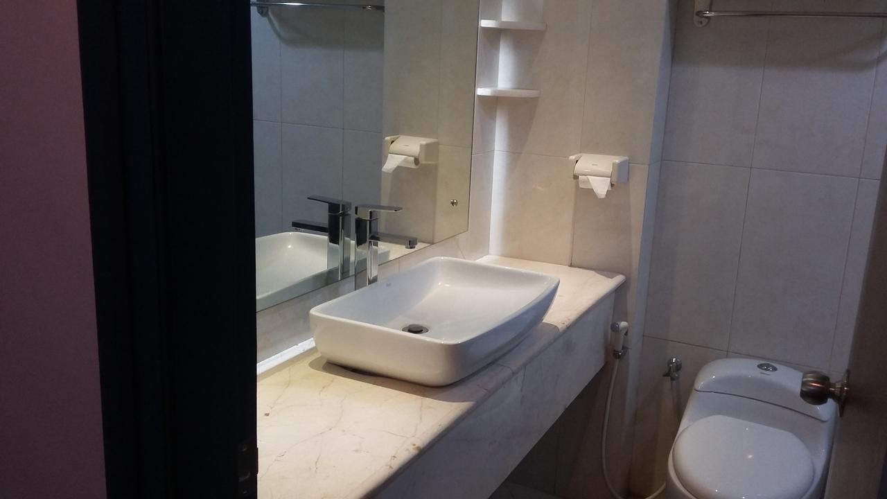 Hotel Kharisma Madiun Zewnętrze zdjęcie