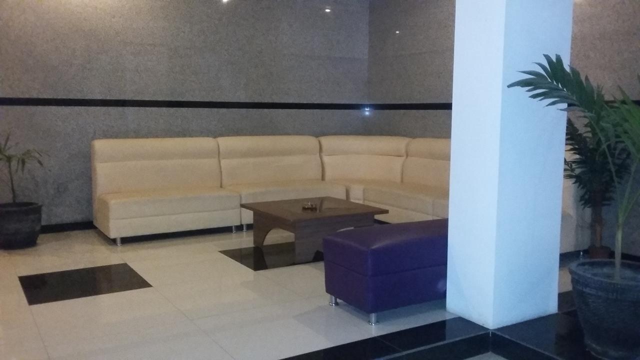 Hotel Kharisma Madiun Zewnętrze zdjęcie