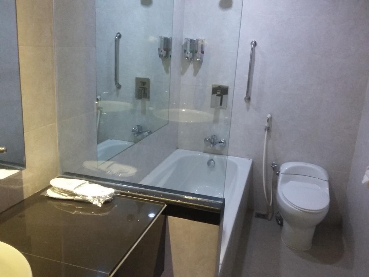 Hotel Kharisma Madiun Zewnętrze zdjęcie