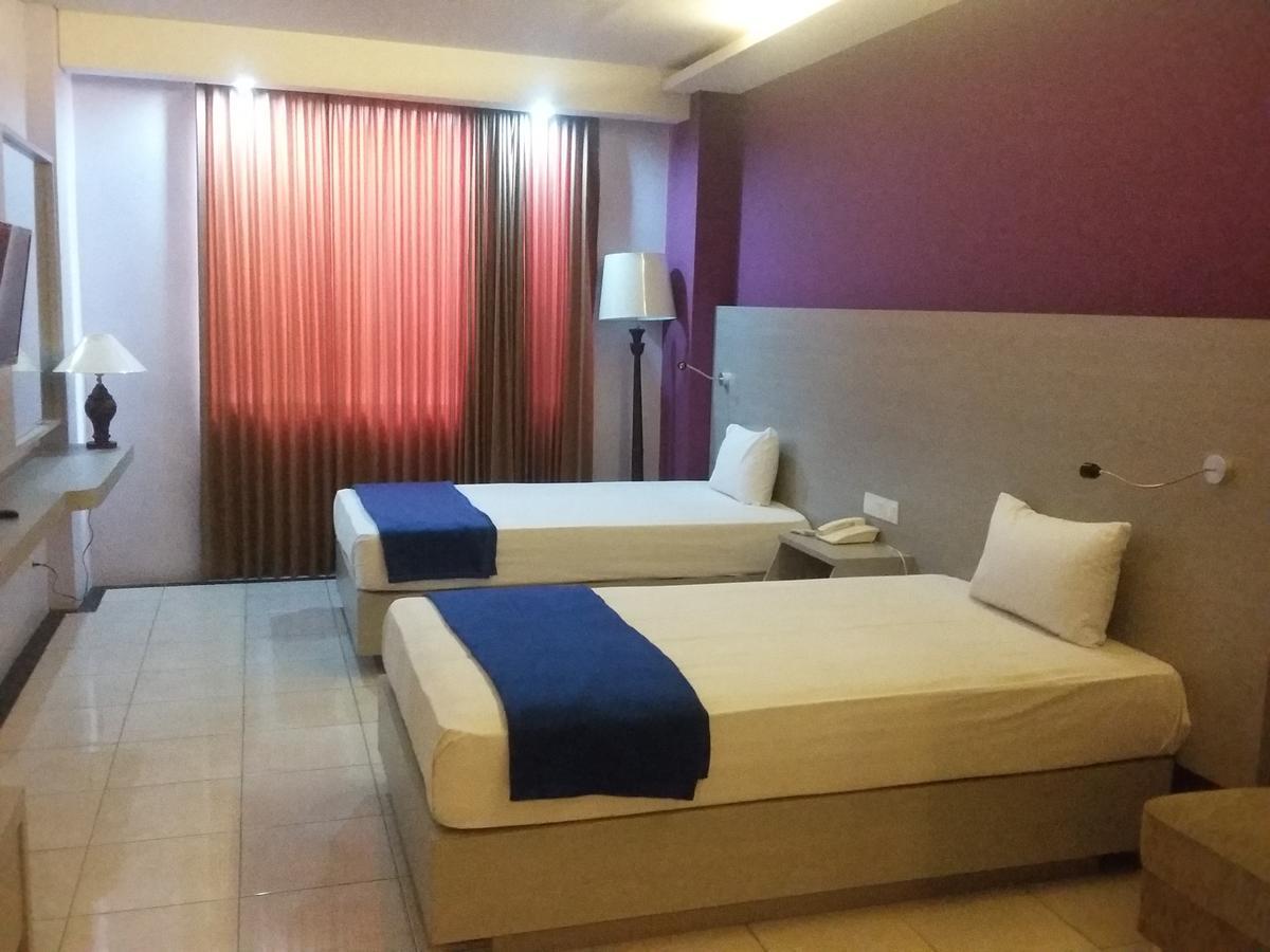 Hotel Kharisma Madiun Zewnętrze zdjęcie