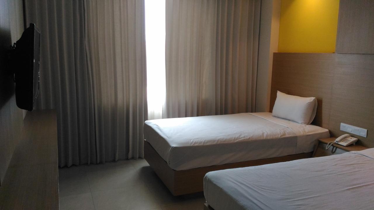 Hotel Kharisma Madiun Zewnętrze zdjęcie