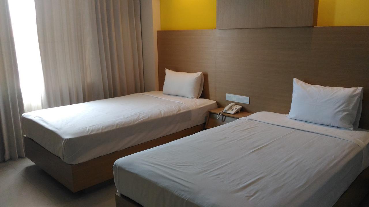 Hotel Kharisma Madiun Zewnętrze zdjęcie