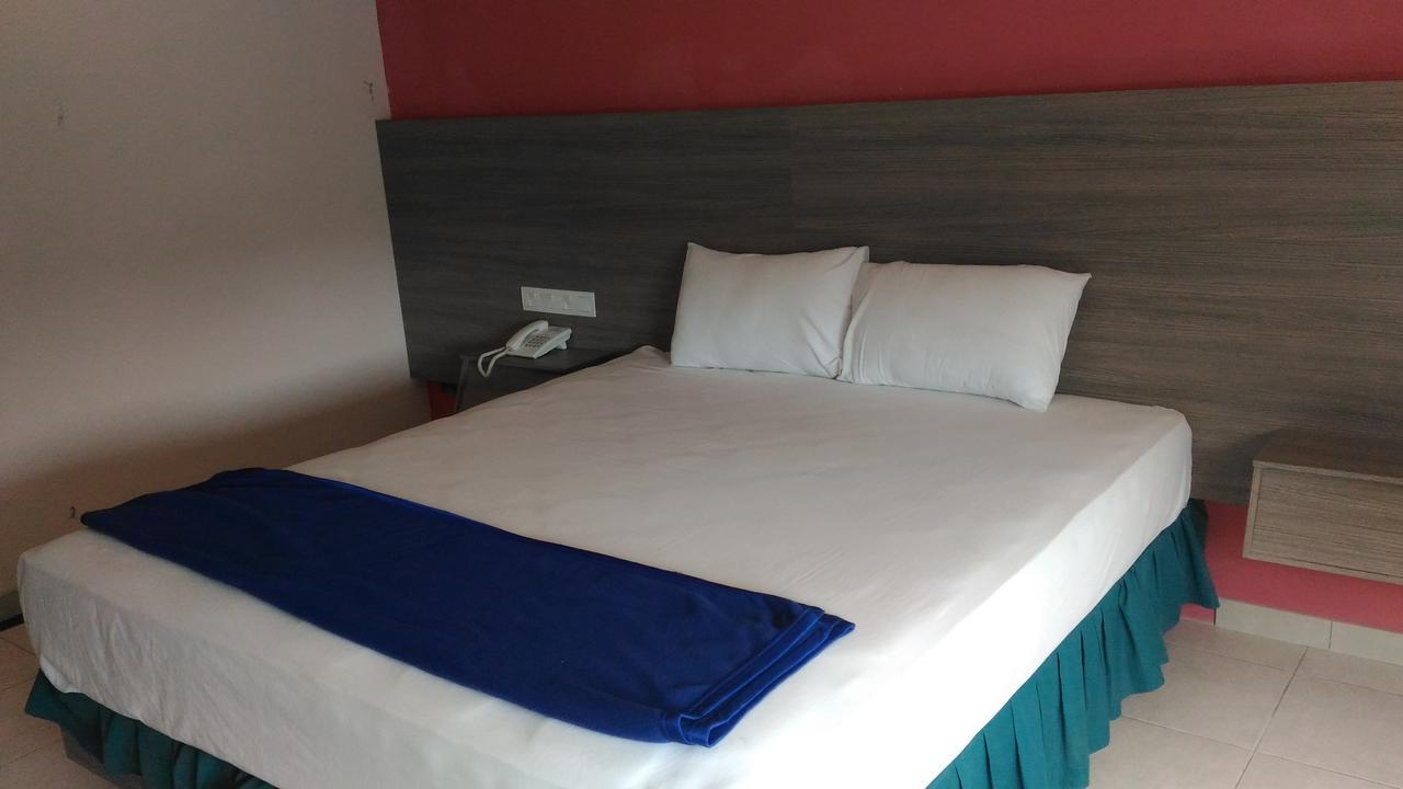 Hotel Kharisma Madiun Zewnętrze zdjęcie