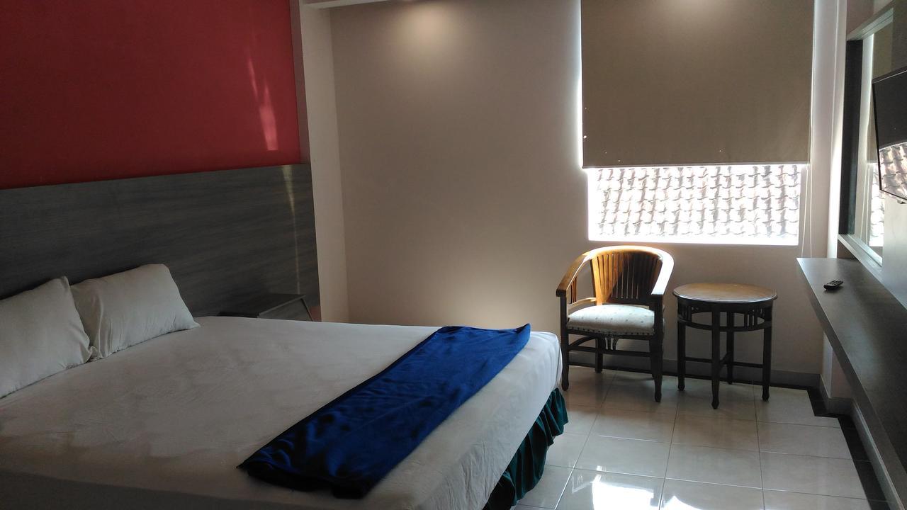 Hotel Kharisma Madiun Zewnętrze zdjęcie
