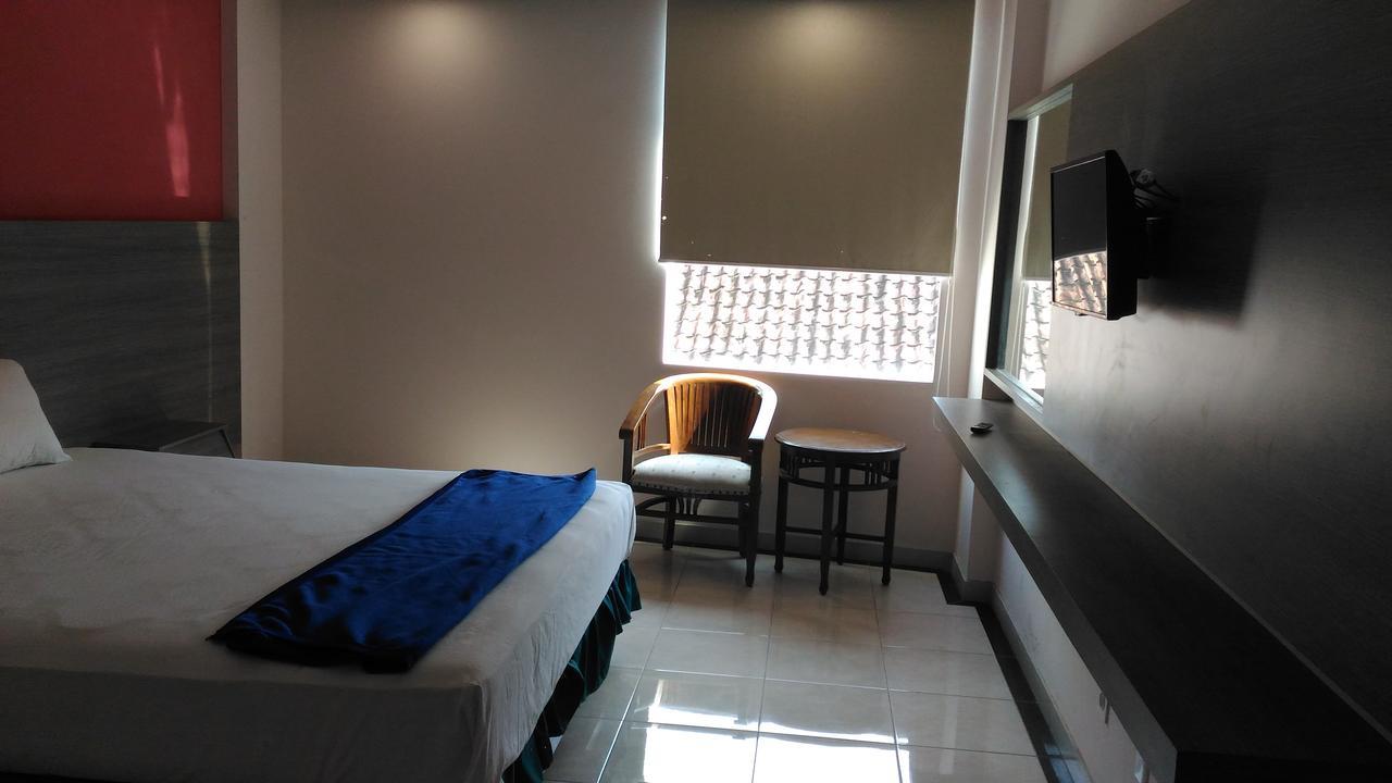 Hotel Kharisma Madiun Zewnętrze zdjęcie
