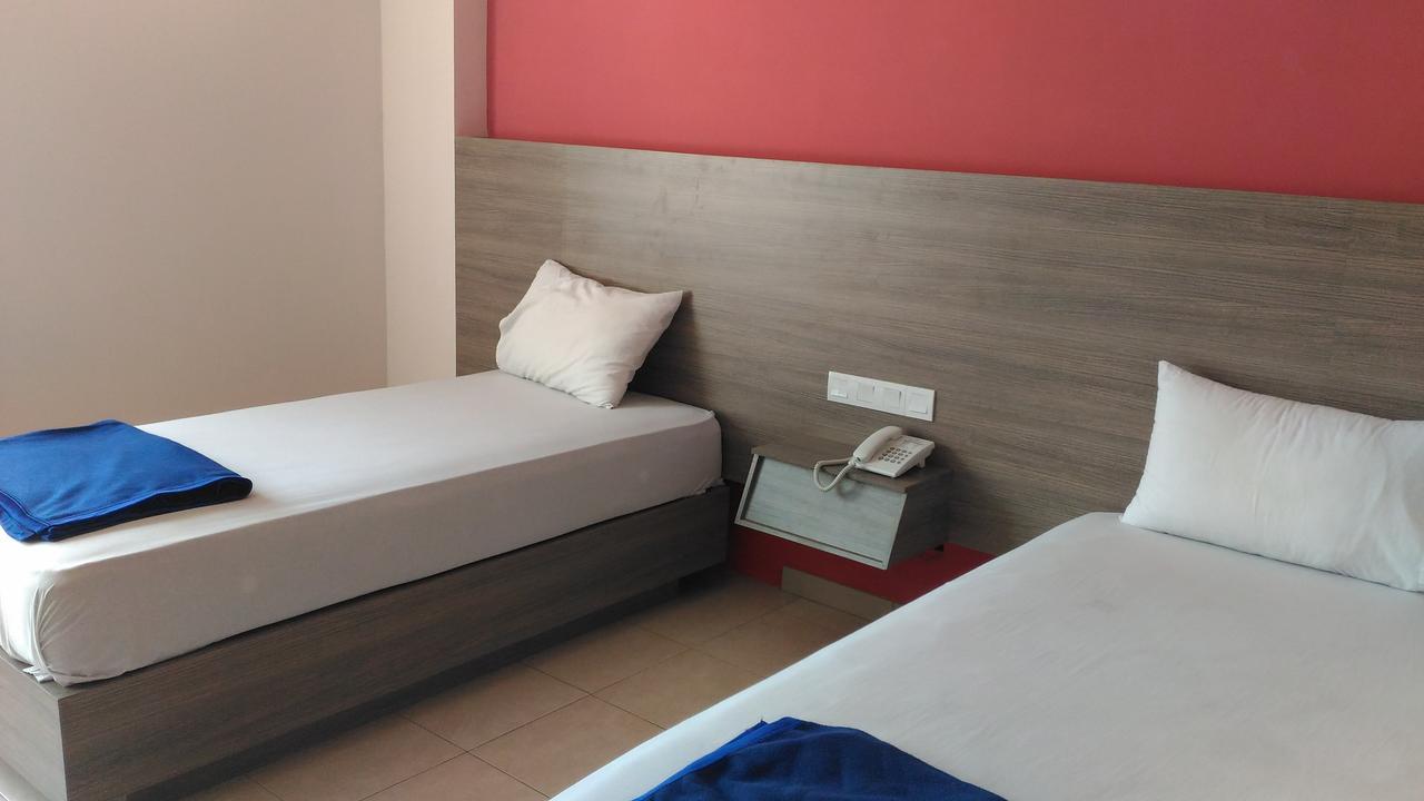 Hotel Kharisma Madiun Zewnętrze zdjęcie