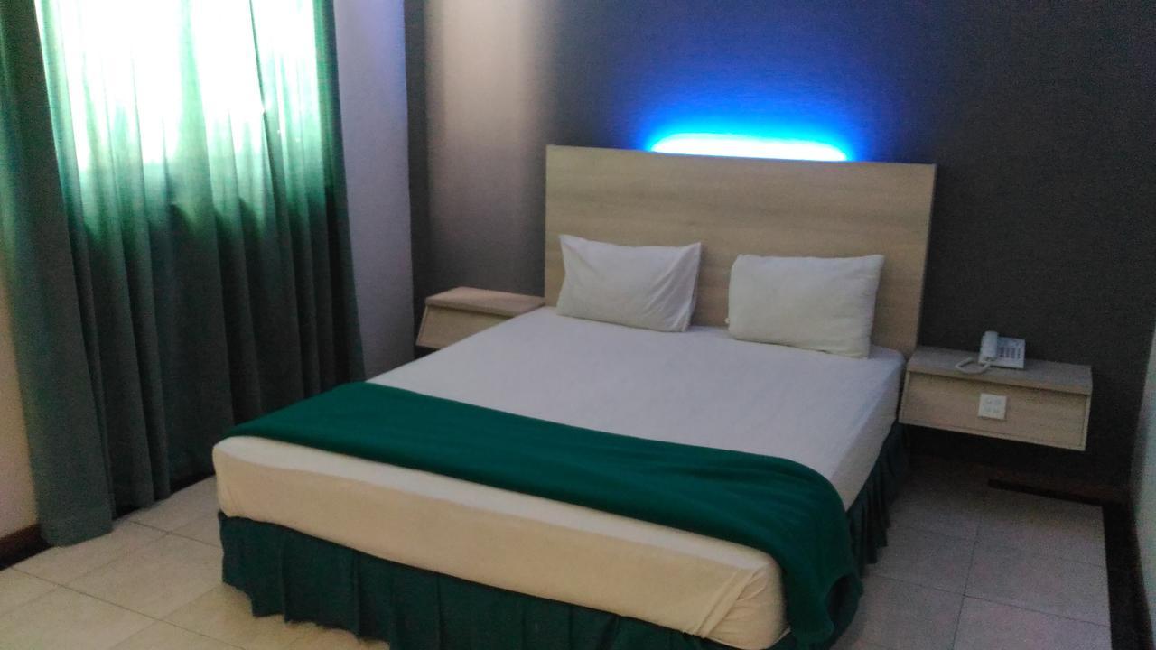 Hotel Kharisma Madiun Zewnętrze zdjęcie