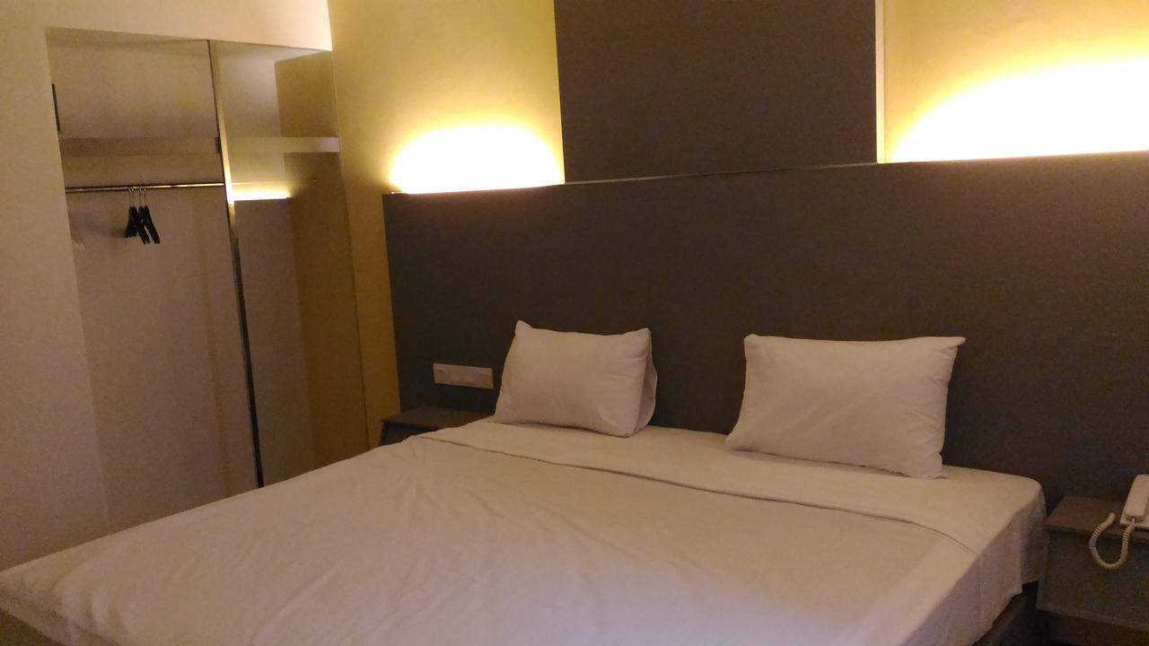 Hotel Kharisma Madiun Zewnętrze zdjęcie