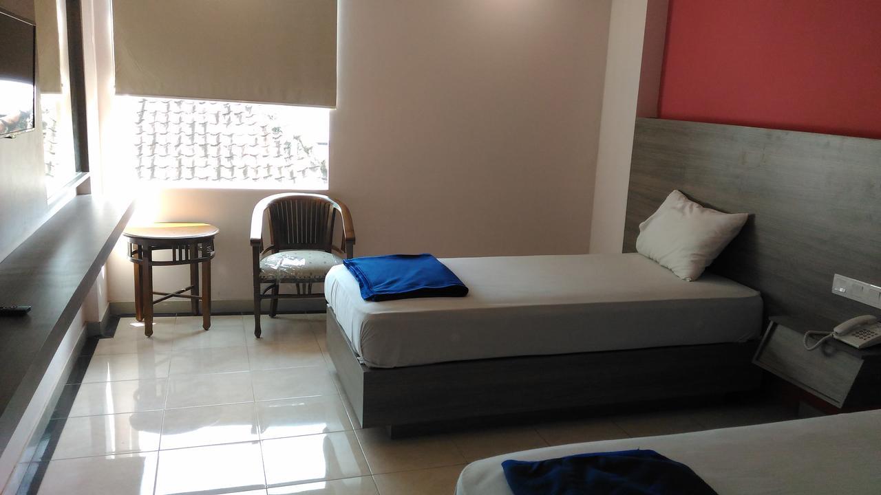 Hotel Kharisma Madiun Zewnętrze zdjęcie