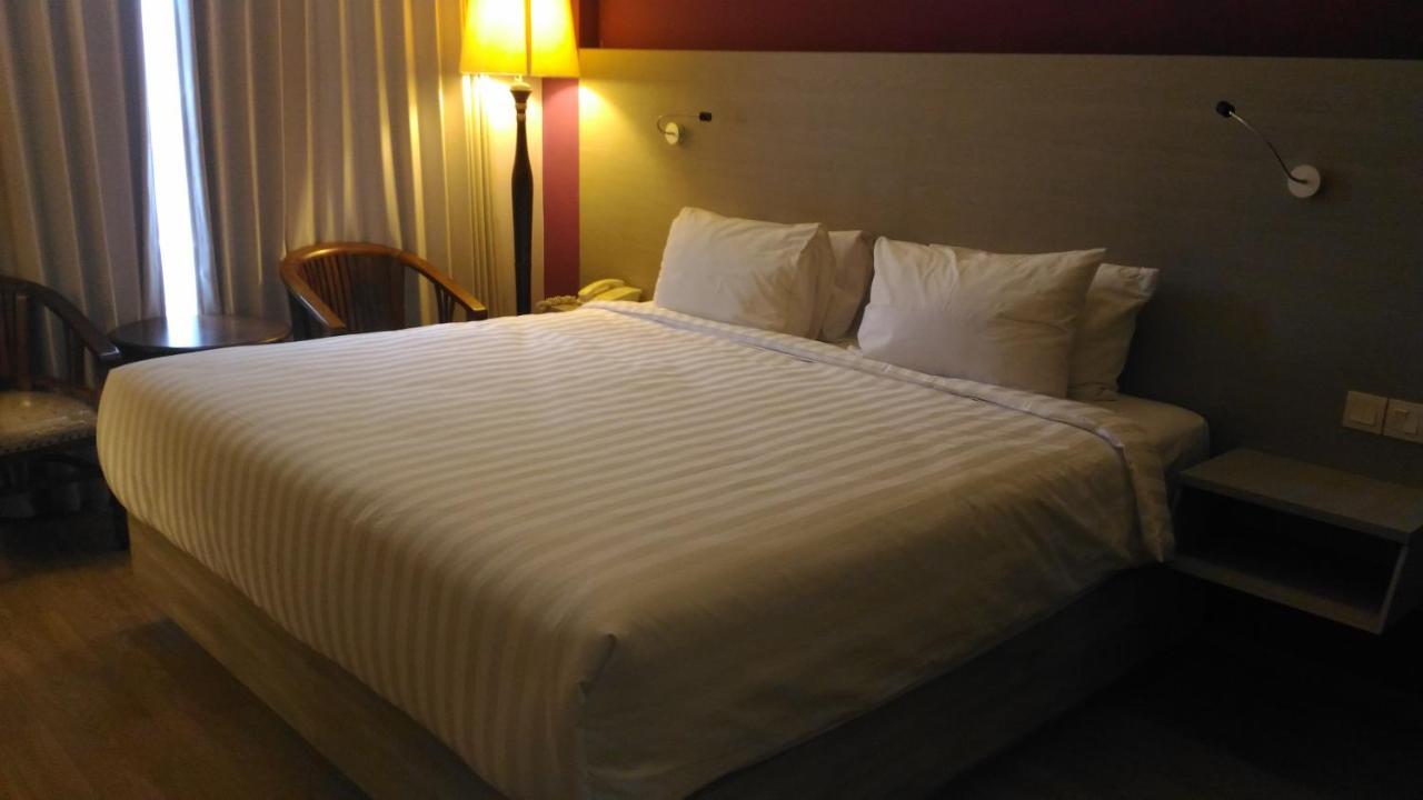 Hotel Kharisma Madiun Zewnętrze zdjęcie